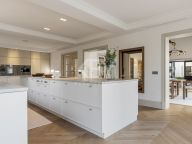 Villa for sale in Nueva Andalucia