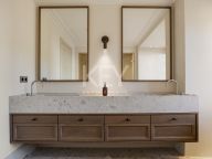 Villa for sale in Nueva Andalucia