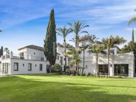 Villa for sale in Nueva Andalucia