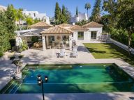 Villa for sale in La Cerquilla, Nueva Andalucia