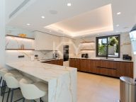 Villa for sale in La Cerquilla, Nueva Andalucia