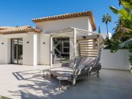 Villa for sale in La Cerquilla, Nueva Andalucia