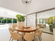 Villa for sale in La Cerquilla, Nueva Andalucia