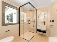 Villa for sale in La Cerquilla, Nueva Andalucia