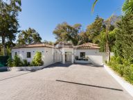 Villa for sale in La Cerquilla, Nueva Andalucia