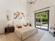 Villa for sale in La Cerquilla, Nueva Andalucia