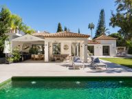 Villa for sale in La Cerquilla, Nueva Andalucia