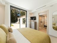 Villa for sale in La Cerquilla, Nueva Andalucia