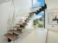 Villa for sale in El Paraiso, Estepona