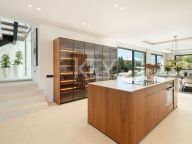 Villa for sale in El Paraiso, Estepona