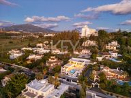 Villa for sale in El Paraiso, Estepona