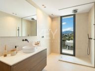 Villa for sale in El Paraiso, Estepona