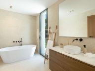 Villa for sale in El Paraiso, Estepona