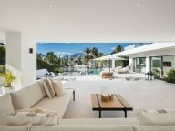 Villa for sale in El Paraiso, Estepona