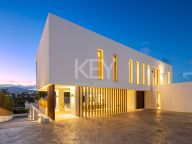 Villa for sale in El Paraiso, Estepona