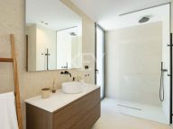 Villa for sale in El Paraiso, Estepona