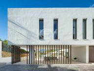 Villa for sale in El Paraiso, Estepona