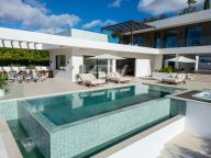 Villa for sale in El Paraiso, Estepona