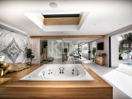 Villa en venta en El Paraiso, Estepona