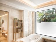 Villa en venta en El Paraiso, Estepona