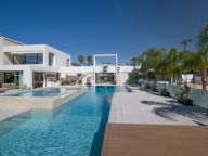 Villa en venta en El Paraiso, Estepona