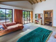 Villa for sale in Aloha, Nueva Andalucia