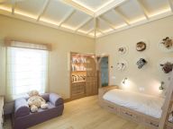 Villa for sale in Aloha, Nueva Andalucia