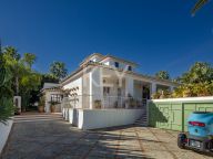 Villa for sale in Aloha, Nueva Andalucia