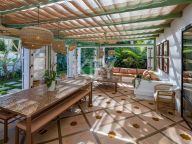 Villa for sale in Aloha, Nueva Andalucia