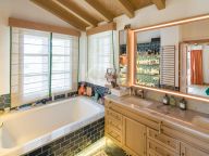 Villa for sale in Aloha, Nueva Andalucia