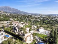 Villa for sale in Los Almendros, Benahavis