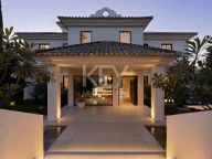 Villa for sale in Nueva Andalucia