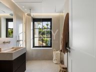 Villa for sale in Nueva Andalucia