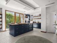 Villa for sale in Estepona