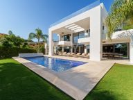 Villa for sale in Nueva Andalucia