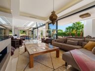 Villa for sale in Nueva Andalucia