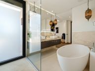 Villa for sale in Nueva Andalucia