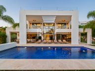 Villa for sale in Nueva Andalucia