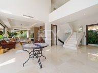 Villa for sale in Nueva Andalucia