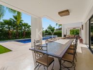 Villa for sale in Nueva Andalucia