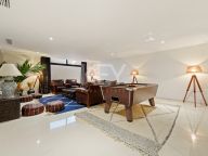 Villa for sale in Nueva Andalucia