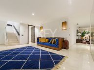 Villa for sale in Nueva Andalucia