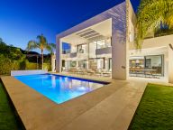 Villa for sale in Nueva Andalucia