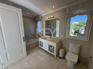 Villa for sale in Los Flamingos Golf, Benahavis