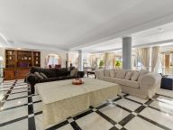 Villa for sale in Benamara, Estepona