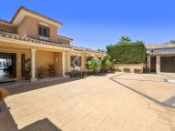 Villa for sale in Benamara, Estepona