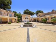 Villa for sale in Benamara, Estepona