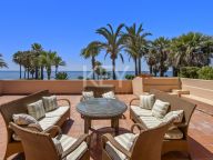 Villa for sale in Benamara, Estepona