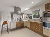 Villa for sale in Benamara, Estepona