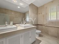 Villa for sale in Benamara, Estepona